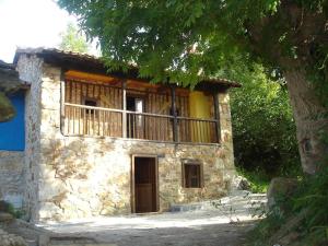Cette maison en pierre dispose d'un balcon. dans l'établissement Casa Jacinta, à Bimenes