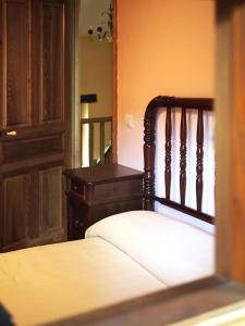 - une chambre avec un lit, une commode et une table dans l'établissement Casa Jacinta, à Bimenes