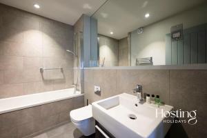 Vonios kambarys apgyvendinimo įstaigoje Stylish Luxury Apartment in The Centre of Henley