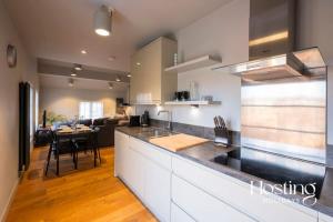 Кухня или кухненски бокс в Stylish Luxury Apartment in The Centre of Henley