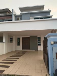 - une vue sur un bâtiment doté d'un long toit blanc dans l'établissement 8Pax comfortable setia residen, à Sitiawan