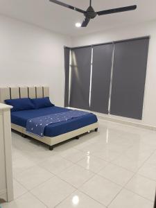 - une chambre avec un lit et un ventilateur de plafond dans l'établissement 8Pax comfortable setia residen, à Sitiawan