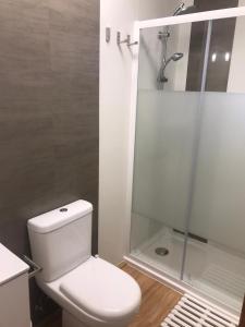 uma casa de banho com um WC e um chuveiro em K Hermaioni em Xàtiva