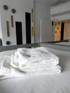 Una toalla blanca sobre una cama en Hostel Alicante A-cero Living, en Alicante