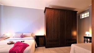 Ένα ή περισσότερα κρεβάτια σε δωμάτιο στο Ficus Plus - Pineto Vacanza +2 φωτογραφίες