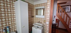 Kylpyhuone majoituspaikassa Appartement, vue sur le lac