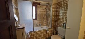 Koupelna v ubytování Appartement, vue sur le lac + 33 fotografií