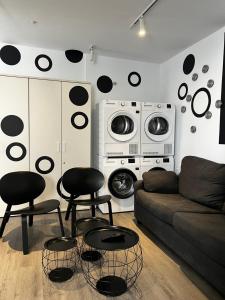 sala de estar con sofá y 2 lavadoras en Hostel Alicante A-cero Living, en Alicante