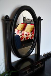 a mirror with a bed in a bedroom at Charming and Tranquil House in Għasri