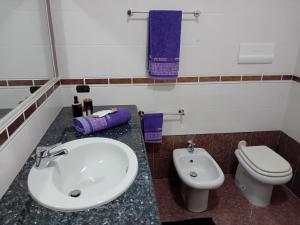 un baño con lavabo e inodoro en Bandi, en San Teodoro 55 fotos más