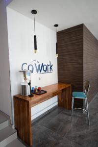 oficina con escritorio de madera y silla en LP Equipetrol, en Santa Cruz de la Sierra