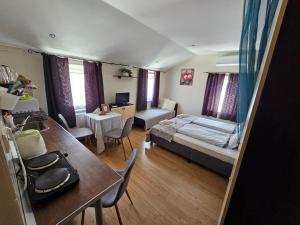 a small room with a bed and a dining table at Hédi Vendégház Eger in Eger