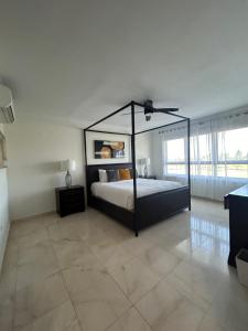 Postel nebo postele na pokoji v ubytování Coco Beach Resort Condo + 51 fotografií