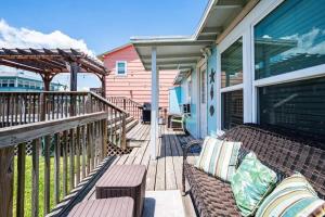 eine Veranda mit einer Bank auf einem Haus in der Unterkunft The Cottage - Downtown Rockport in Rockport
