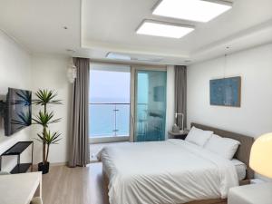 Ένα ή περισσότερα κρεβάτια σε δωμάτιο στο Sokcho Summitbay 1402 "Ocean View"