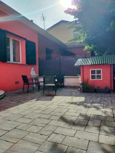 un patio avec des chaises et une table à côté d'un bâtiment dans l'établissement VILLETTA MARIA, à Guanzate