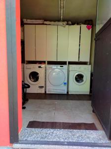 una lavanderia con lavatrici e asciugatrici di VILLETTA MARIA a Guanzate