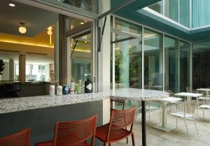 een bar met stoelen en een tafel in een restaurant bij Residence Inn by Marriott Miami Beach Surfside in Miami Beach