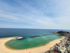束草市的住宿－Sokcho Summitbay 1402 "Ocean View"，享有海滩和海洋的空中景致