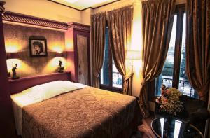 Schlafzimmer mit einem Bett und einem Fenster in der Unterkunft Hotel La Calcina in Venedig