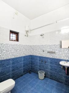 y baño con aseo y lavamanos. en TROPICAL STORIES, en Varkala