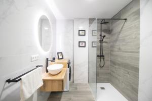 a bathroom with a sink and a shower at Suite Parque del Turia by Clink in Valencia