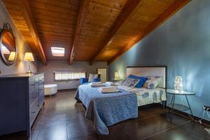 Un dormitorio con una cama y un techo de madera. en Villa Alike - IsulaTravel, en Módica 67 fotos más