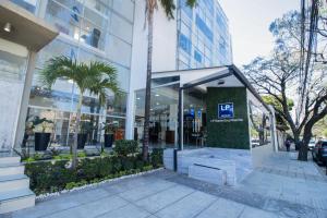 サンタ・クルス・デ・ラ・シエラにあるホテル LP サンタ クルス セントロの駐車場の目の前にある建物