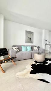 una sala de estar con un sofá y una mesa en Pure South Luxury Apartment, en Manilva