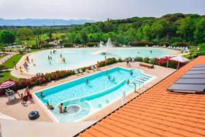 een uitzicht over het zwembad van een resort bij Etruria Camping Village in Marina di Castagneto Carducci