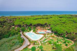 una vista aerea di un resort con piscina e oceano di Etruria Camping Village a Marina di Castagneto Carducci