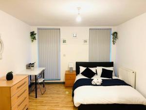 a bedroom with a bed and a desk in it at Excellent Two Bedroom Flat In Central London in London