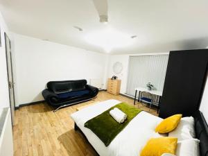 a bedroom with a bed and a couch in it at Excellent Two Bedroom Flat In Central London in London
