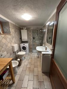 uma casa de banho com um lavatório e uma máquina de lavar roupa em PRAETORIA 60 - Alloggio in Centro Storico - CIR Aosta n 0001 em Aosta