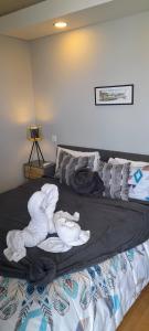 - une chambre avec un lit et des serviettes dans l'établissement White Design Apartment, à Aveiro