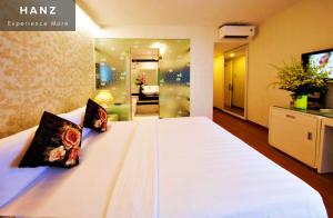 sypialnia z dużym białym łóżkiem w pokoju w obiekcie HANZ The Golden Star Hotel w Ho Chi Minh