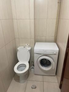 y baño pequeño con aseo y lavadora. en Picadeiro A, en Bragança