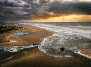 - une vue aérienne sur une plage avec l'océan dans l'établissement ESPAÇO ALVIM, à Esmoriz