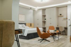una camera da letto con un letto, una scrivania e delle sedie di Kashco Apartments Wuse 2 Abuja ad Abuja