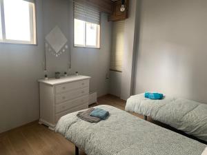 A bed or beds in a room at Apartamento céntrico a 1km de la playa.
