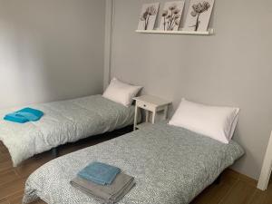 A bed or beds in a room at Apartamento céntrico a 1km de la playa.