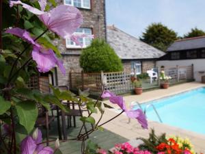 una casa con piscina y flores púrpuras en 4 Bed in Westward Ho 46840, en Westward Ho