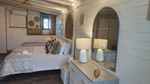 um quarto com uma cama e um espelho em La Fattoria Dei Nonni em Paterno
