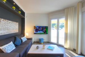 Televízia a/alebo spoločenská miestnosť v ubytovaní 2036 modern golden beach duplex penthouse