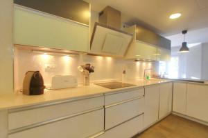 Kuchyňa alebo kuchynka v ubytovaní 2036 modern golden beach duplex penthouse