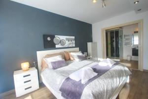 Posteľ alebo postele v izbe v ubytovaní 2036 modern golden beach duplex penthouse