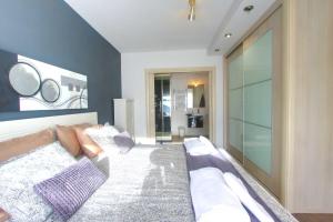 Posteľ alebo postele v izbe v ubytovaní 2036 modern golden beach duplex penthouse + 26 fotografií