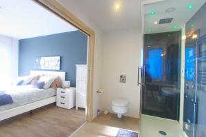 Posteľ alebo postele v izbe v ubytovaní 2036 modern golden beach duplex penthouse