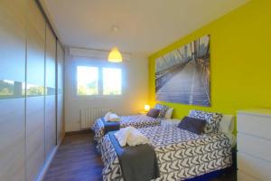 Posteľ alebo postele v izbe v ubytovaní 2036 modern golden beach duplex penthouse
