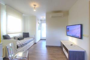 Televízia a/alebo spoločenská miestnosť v ubytovaní 2036 modern golden beach duplex penthouse